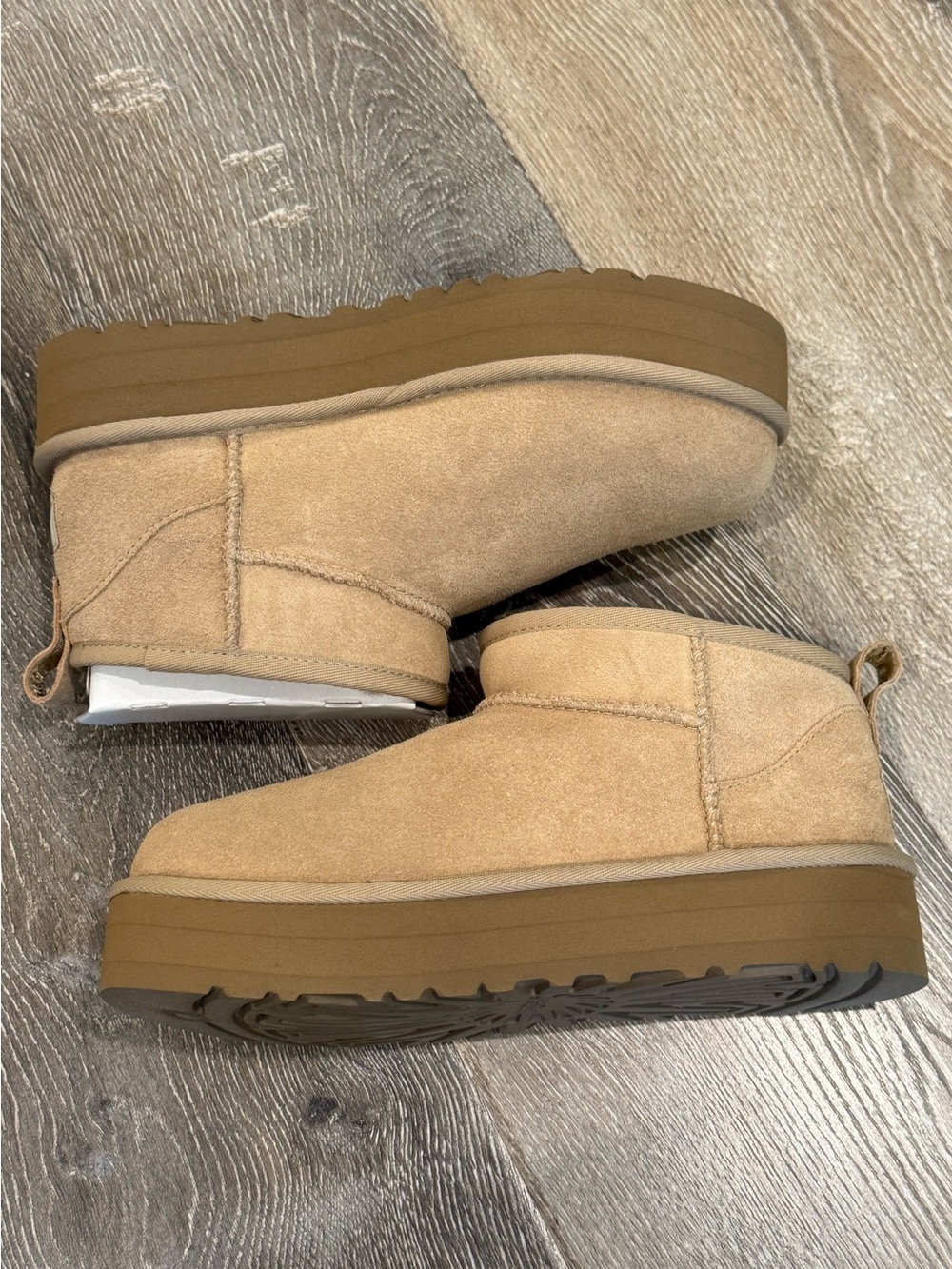Girls  UGG platform in sand size 6